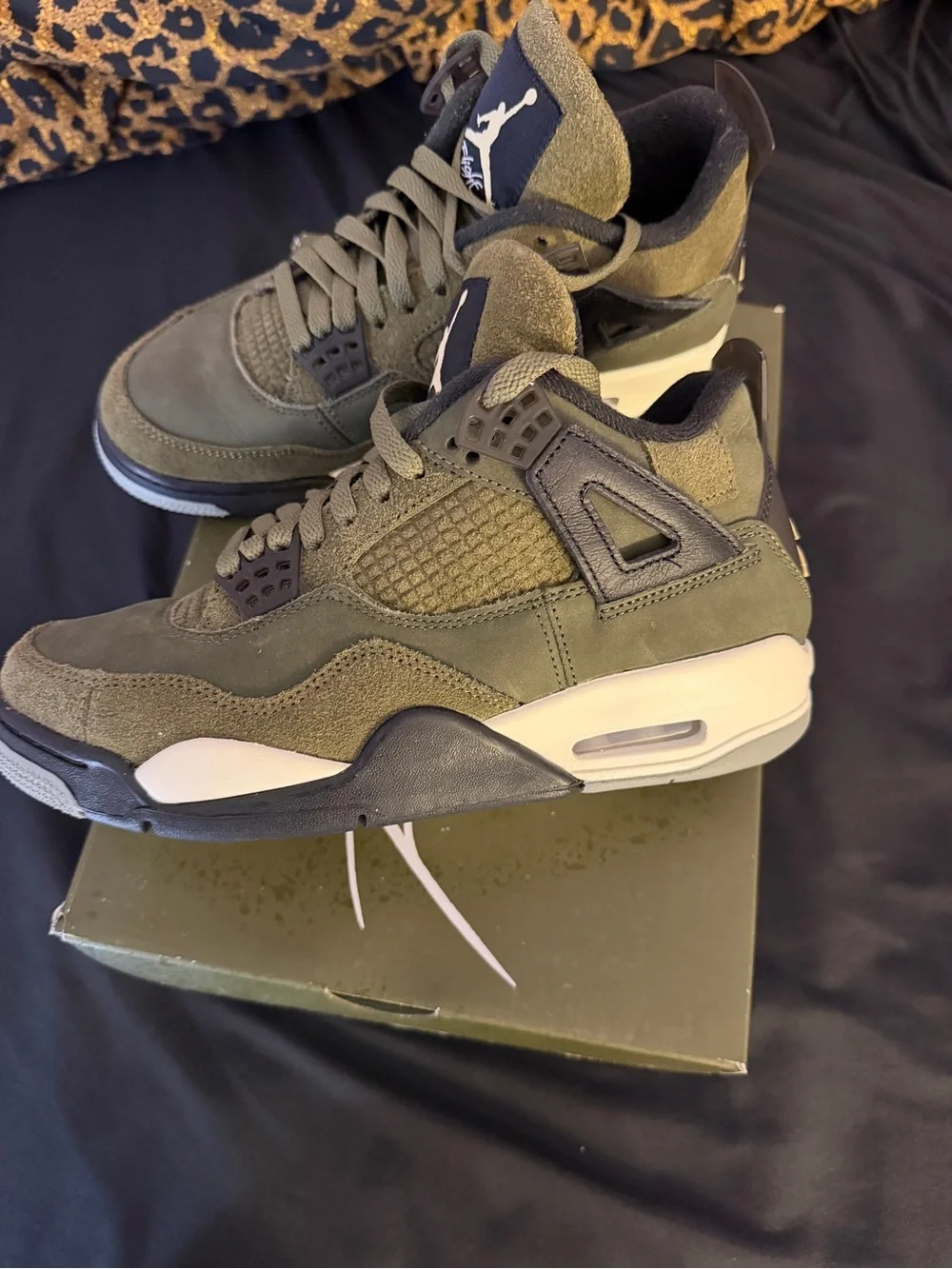 Air Jordan 4 Retro Craft Olive Men's 7 / Women's 8.5